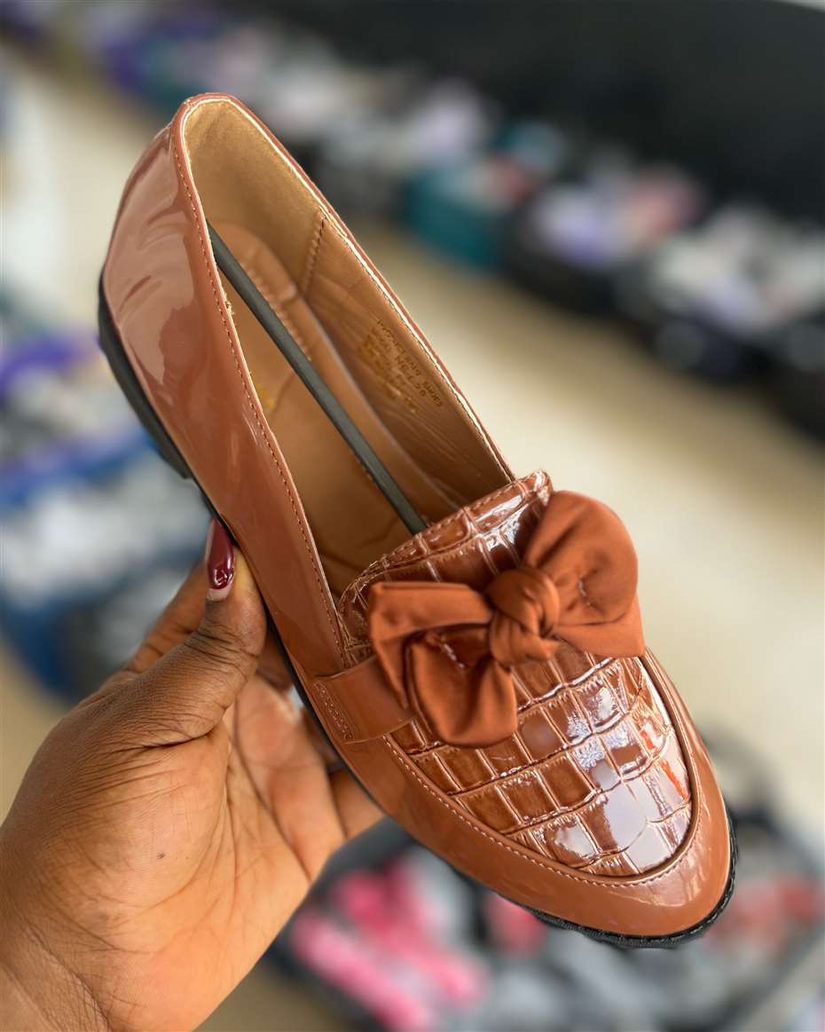 LC CROC/SATIN BOW LOAFERS BROWN SIZE 40