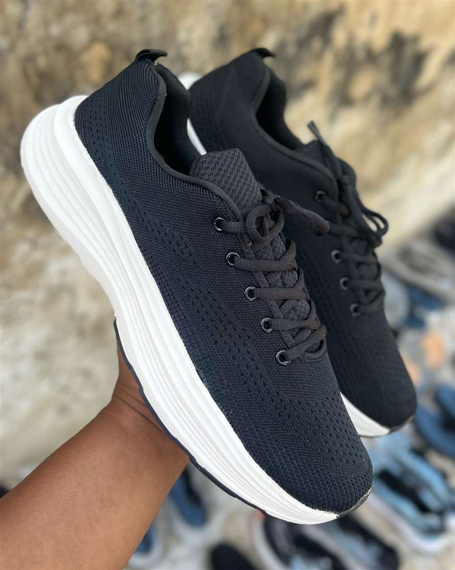 UNISEX SPORTS SNEAKERS BLACK SIZE 48.