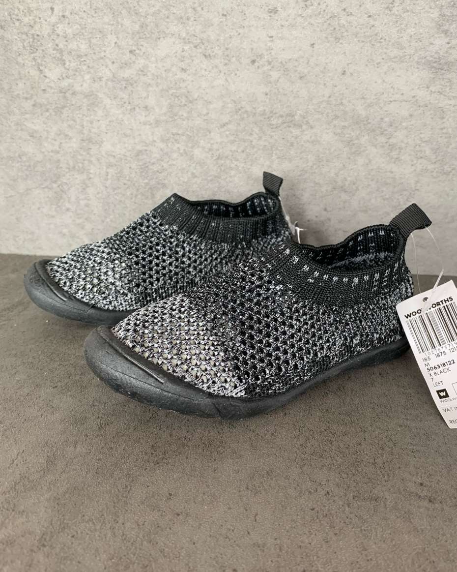 WOOLWORTHS SLIP-ON 7 SIZE 23